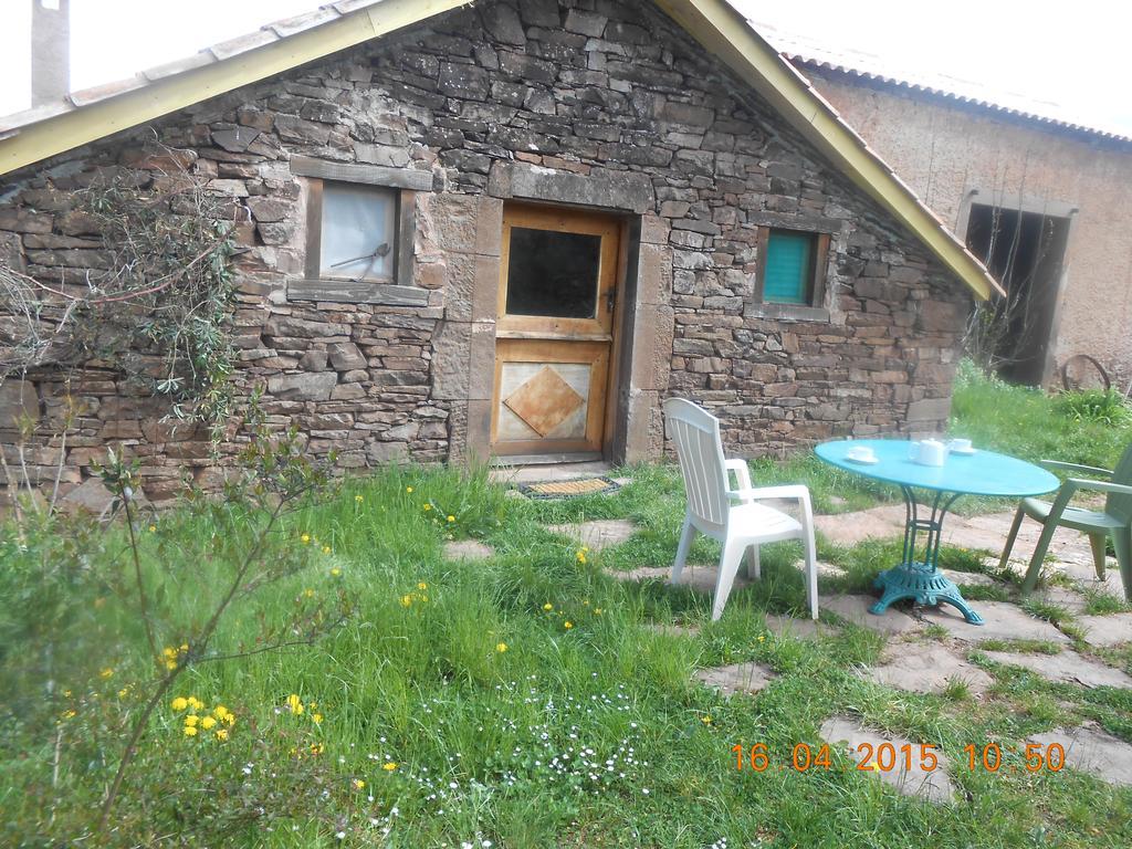Gite Des Monts Saint-Izaire Exterior photo