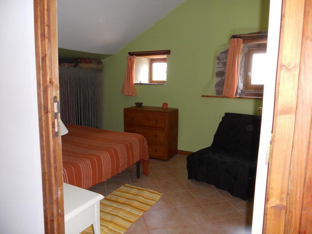 Gite Des Monts Saint-Izaire Room photo